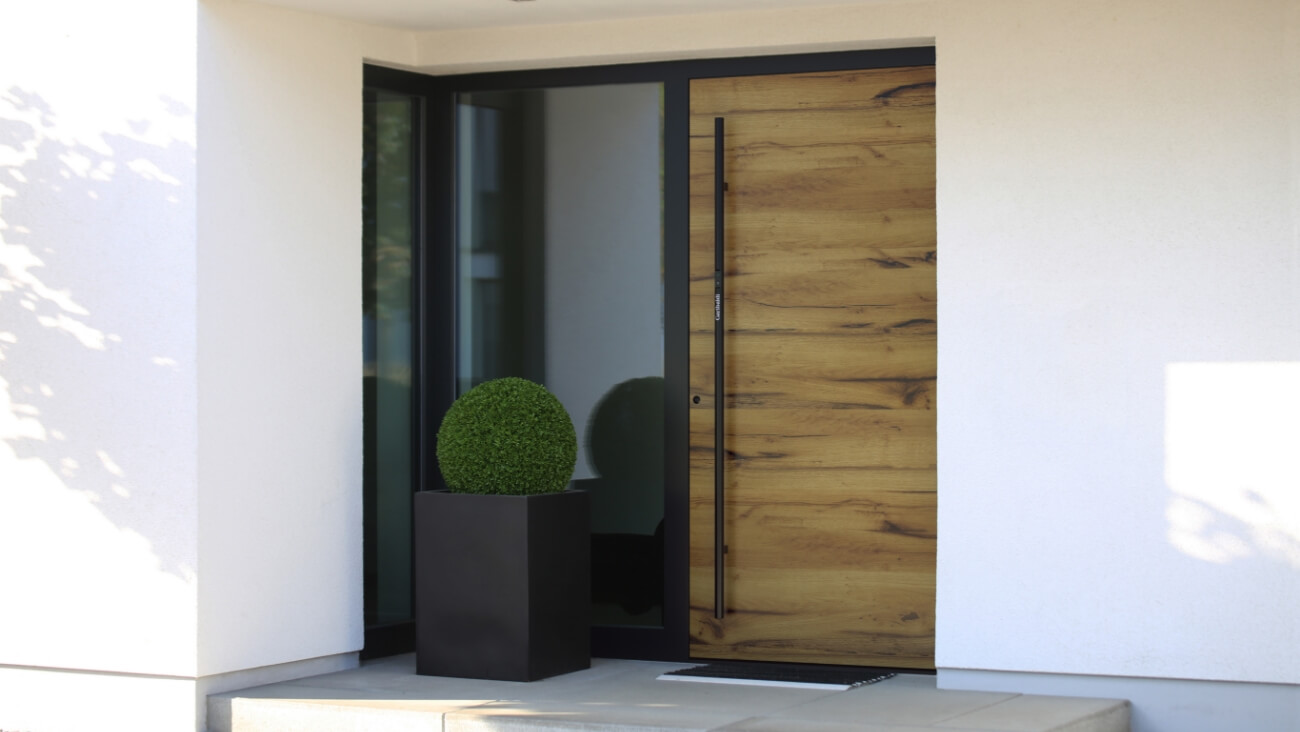 Aluminium door that looks wooden